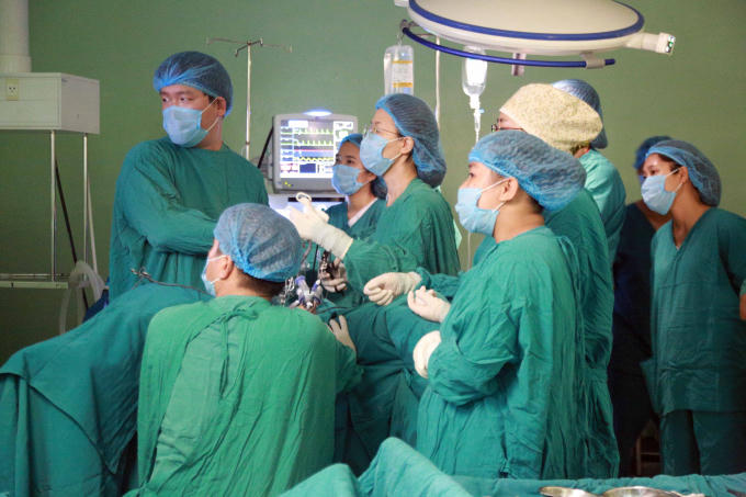 Các bác sĩ Bệnh viện Đại học Chung Ang Hàn Quốc khám chữa bệnh cho người dân Quảng Ngãi.