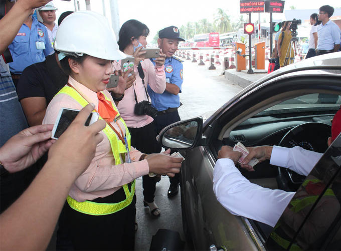 Tài xế trả tiền lẻ tại BOT Cai Lậy. (Ảnh: Vietnamnet)