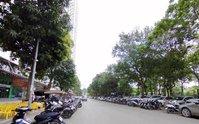 Hà Nội kiên quyết xóa bỏ các điểm hè phố, lòng đường bị chiếm dụng trái phép để làm nơi kinh doanh buôn bán, trông giữ phương tiện, trả lại nguyên trạng hè phố với phương châm “giành lại vỉa hè phong quang, sạch đẹp cho người đi bộ”. Ảnh: Báo Chính phủ