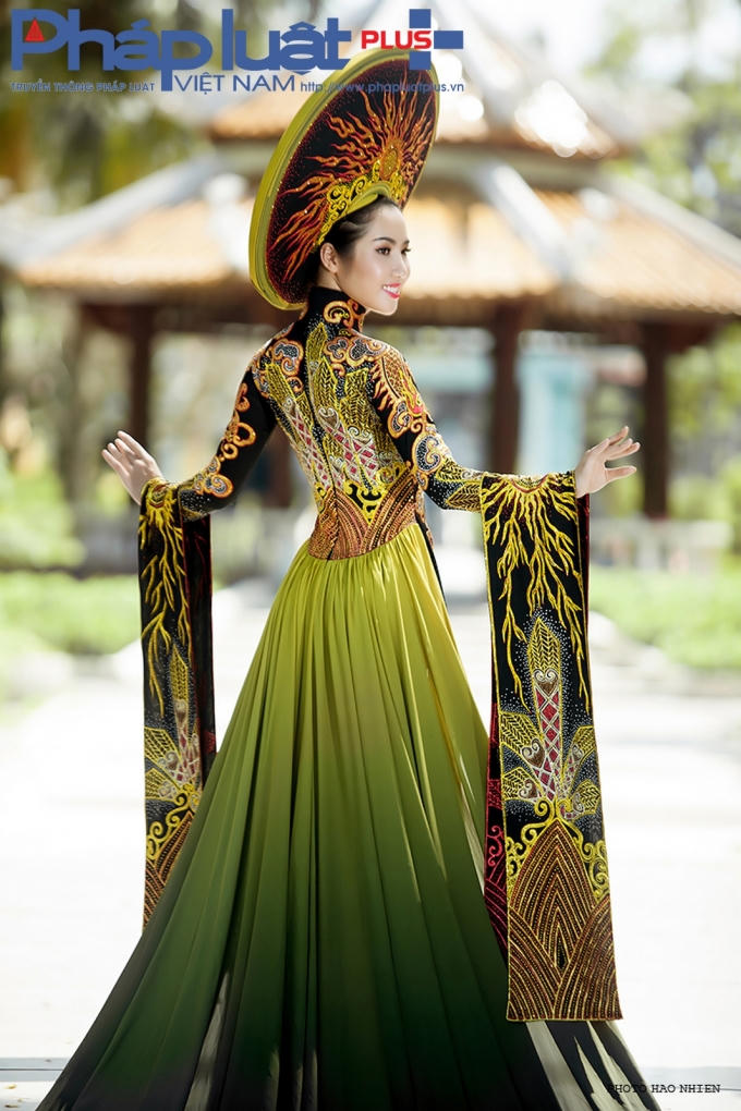 Tà áo dài lấy cảm hứng từ hình ảnh rồng thiêng, chim hạc và hoa văn trống đồng. Ảnh: Hạo Nhiên