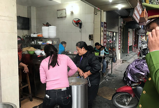 Từ hơn 7h sáng nay, lực lượng công an cấp phường ở quận Hoàn Kiếm đã chính thức ra quân "giành lại" vỉa hè cho người đi bộ