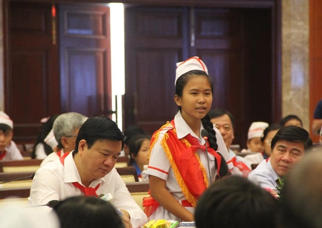 Bí thư Đinh La Thăng chăm chú ghi lại ý kiến của học sinh.