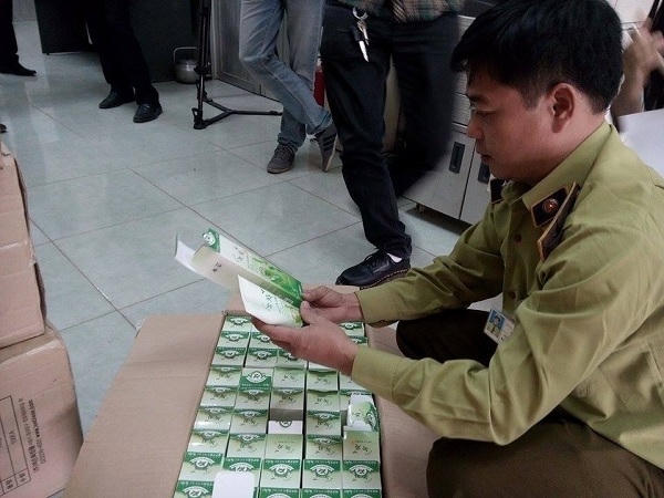 Lực lượng chức năng đang tiến hành kiểm tra sản phẩm tại các cơ sở trên.