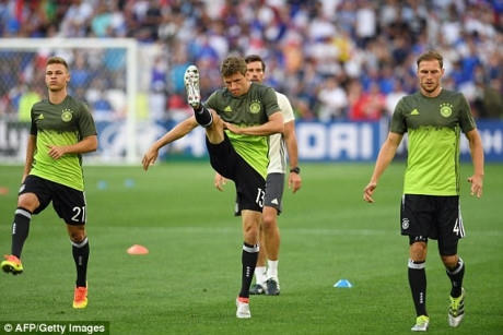 Muller cùng các đồng đội trong ĐT Đức khởi động chuẩn bị cho trận đấu.