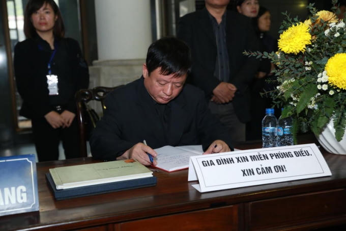 Nhạc sĩ Đỗ Hồng Quân viết lên sổ tang lời phân ưu, thành kính với người thân gia đình nhạc sĩ.