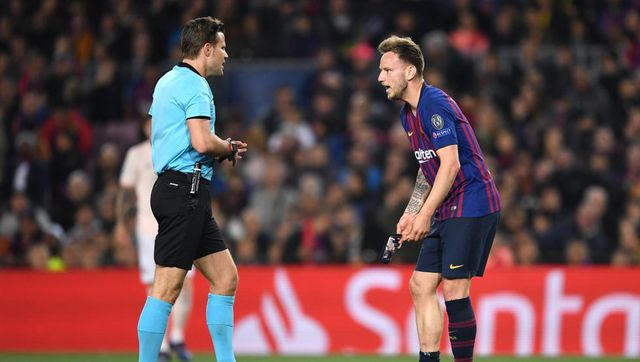 Rakitic phản đối trọng tài khi Barcelona không được hưởng phạt đền