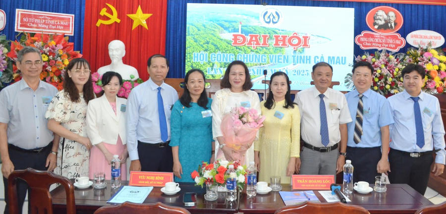 Đại biểu chụp ảnh với Ban Chấp hành Hội CCV tỉnh Cà Mau, nhiệm kỳ 2025 – 2030.