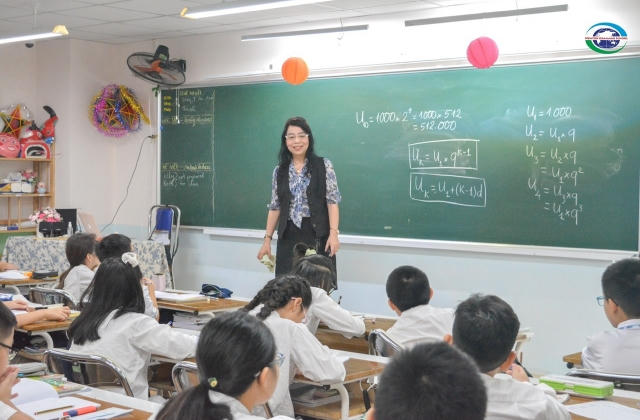 Nhà giáo tâm huyết với nghề và truyền cảm hứng sáng tạo cho bao thế hệ đọc trò, đồng nghiệp