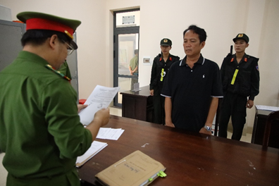 Cơ quan Cảnh sát điều tra Công an thành phố tống đạt các quyết định tố tụng đối với Lê Quốc Nhiên. (Ảnh: CACT)