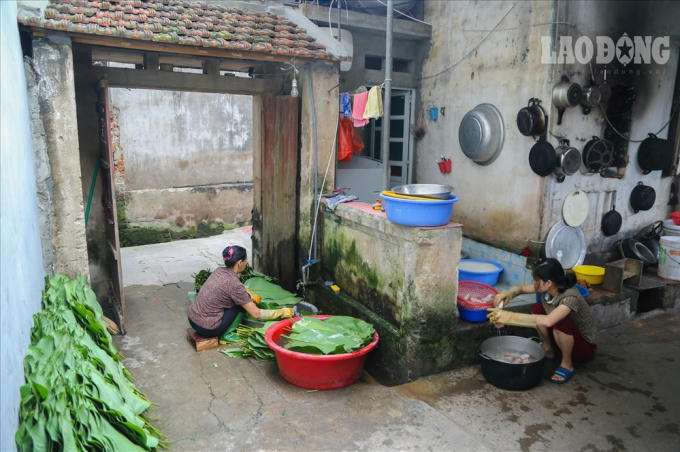 Nói đến Hùng Lô, người ta không chỉ biết đến đơn thuần là làng làm bánh đa, mỳ gạo mà Hùng Lô còn nổi tiếng với nghề làm bánh chưng dâng Vua Hùng. Xã Hùng Lô có lẽ là xã duy nhất ở tỉnh Phú Thọ vẫn còn duy trì được nghề này theo mô hình “sản xuất hàng hóa” với vài chục hộ “bám” nghề, làm bánh quanh năm suốt tháng chứ không nhỏ lẻ như một số địa phương khác.