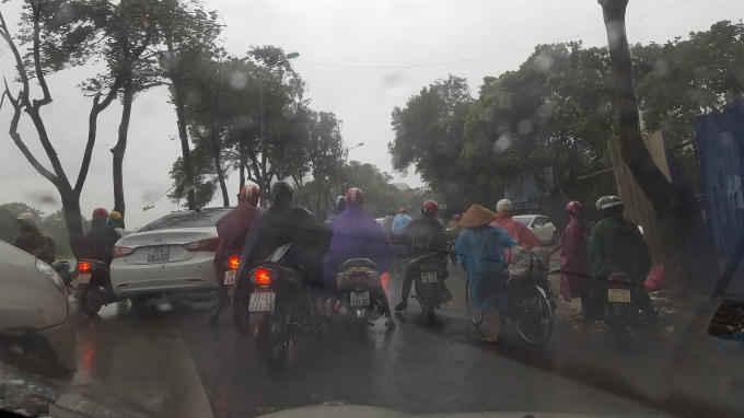 Gió đang rất mạnh mọi người không thể di chuyển