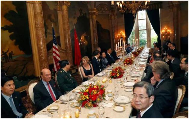 Buổi tối cùng ngày, hai nhà lãnh đạo cùng hai phu nhân và một số quan chức cấp cao đã cùng nhau ăn tối tại khu nghỉ dưỡng trong bầu không khí thân mật và ấm cúng. (Ảnh: AFP)