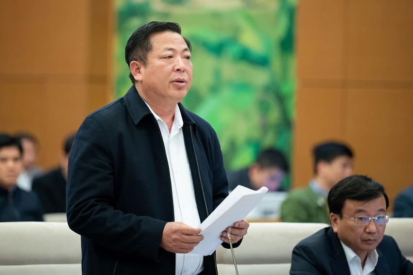 Bộ trưởng Bộ GTVT Trần Hồng Minh báo cáo tại phiên họp.