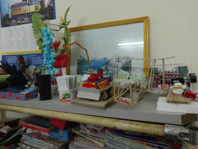 Những t&aacute;c phẩm của c&aacute;c bạn nhỏ tham gia hoạt động ngoại kh&oacute;a tại thư viện. Ảnh: Ngọc Nga