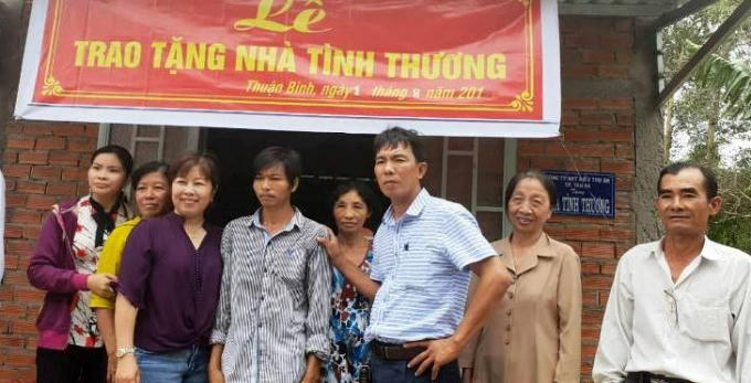 Đại diện chính quyền địa phương và mạnh thường quân trao nhà tình thương cho hộ nghèo.
