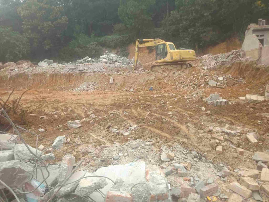 Khai thác đất rừng trái phép ở Sóc Sơn.