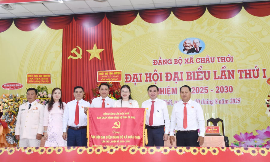 Ông Phan Thanh Duy (thứ 2 từ phải sang) thay mặt Ban Chấp hành Đảng bộ tỉnh Cà Mau, trao tặng bức trướng cho Đảng bộ xã Châu Thới.
