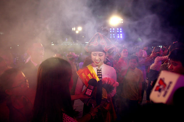 Người đẹp Hoa Ban trong vòng vây của các phóng viên.