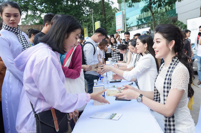 Hồ Ngọc H&agrave;, Ho&agrave;ng Th&ugrave;y Linh khiến sinh vi&ecirc;n đứng ngồi kh&ocirc;ng y&ecirc;n