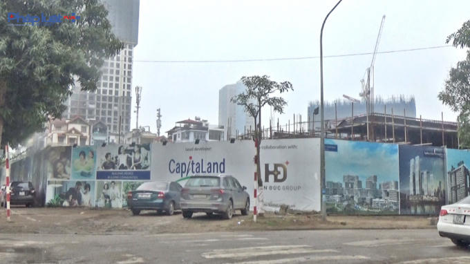 Phía bên ngoài dự án được quây kín tôn, nhưng lại không có biển công trường.