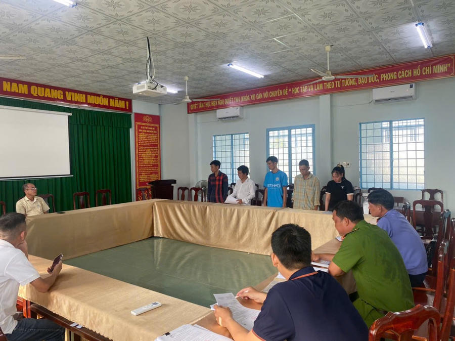 Cơ quan Cảnh sát điều tra Công an tỉnh Kiên Giang phối hợp Viện Kiểm sát nhân dân huyện An Minh tống đạt các quyết định khởi tố bị can, Lệnh cấm đi khỏi nơi cư trú đối với 05 bị can về tội “Tổ chức đánh bạc” và “Đánh bạc” bằng hình thức đá gà ăn tiền