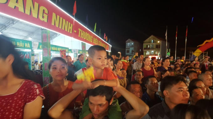 Biển người tấp nập tại lễ khai mạc “Tuần Văn hóa, Thể thao các dân tộc vùng Đông Bắc tỉnh Quảng Ninh”