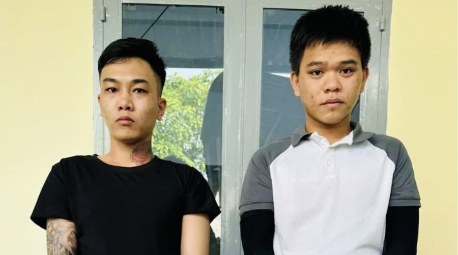 Hai thanh niên bị bắt vì đổ xăng vào nhà, đe dọa giết người.