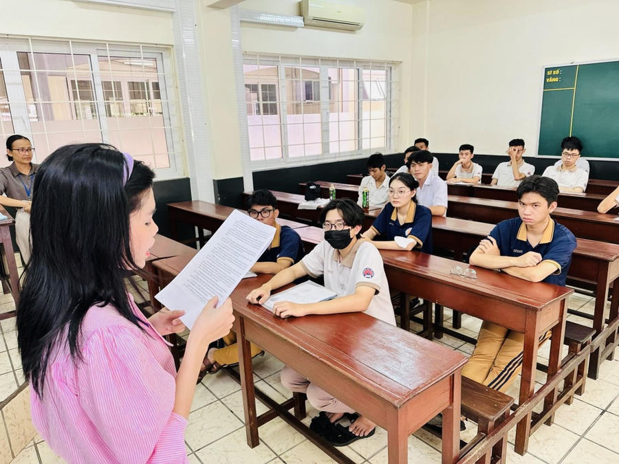 Thí sinh làm thủ tục dự thi tại một điểm thi tỉnh Đồng Nai năm 2023.