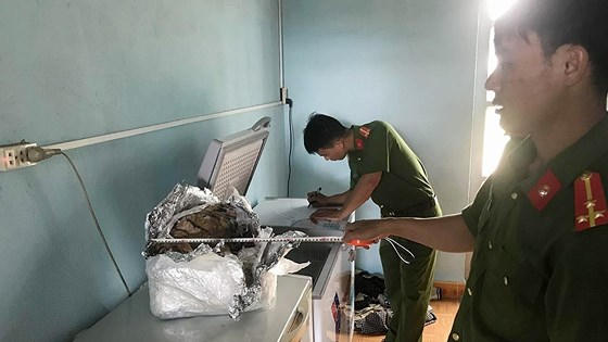 Lực lượng chức năng kiểm tra lập biên bản tại hiện trường.