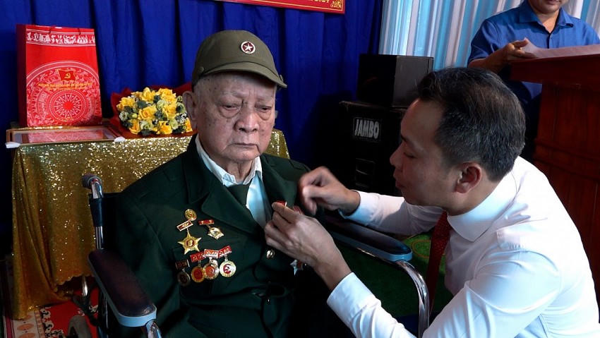 Đồng chí Nguyễn Trung Kiên - Trưởng Ban nội chính Tỉnh ủy gắn Huy hiệu 70 năm tuổi Đảng và trao Quyết định cho ông Phạm Văn Thuộc khu 5 xã Hà Lương.