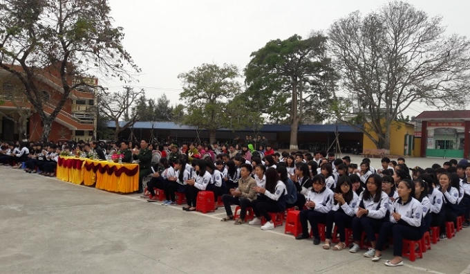 Gần 500 học sinh, giáo viên tham gia buổi tuyên truyền.