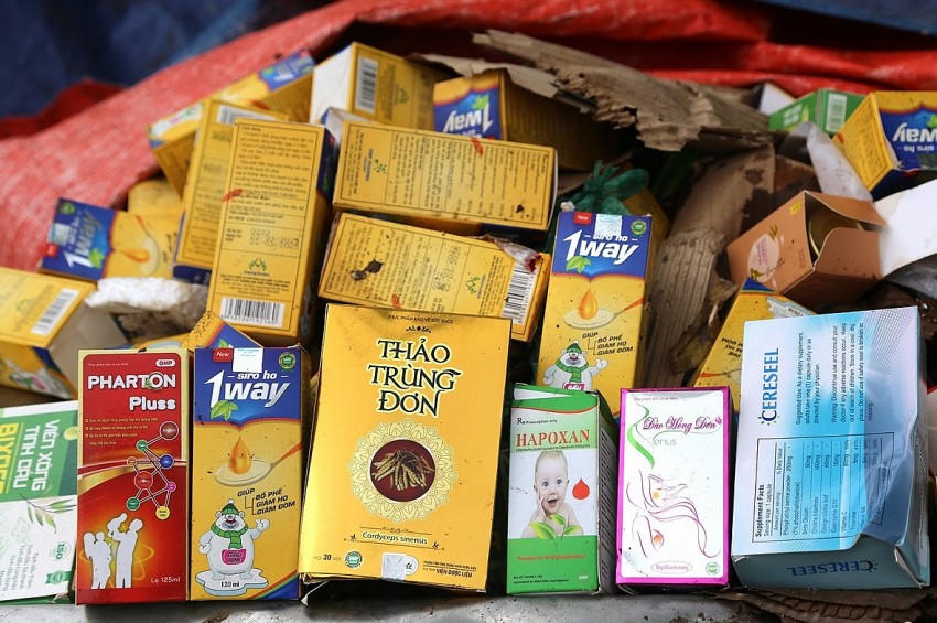 Một số loại thực phẩm chức năng bị vứt ra bãi rác tại Hạ Long.