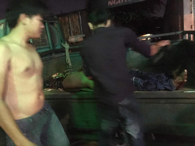 Người dân đưa các nạn nhân đi cấp cứu. Ảnh: C.T.