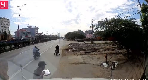 Chưa đầy 1 phút, chiếc gương chiếu hậu đã nằm trên tay tên trộm chuyên nghệp.