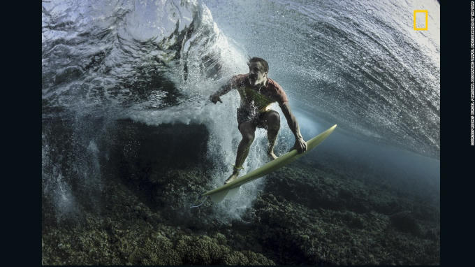 Bức ảnh "Under The Wave" của Rodney Bursiel ghi lại khoảnh khắc “lướt dưới con sóng” của VĐV lướt sóng chuyên nghiệp Donavon Frankenreiter tại Cloudbreak, Fiji. Ảnh CNN.