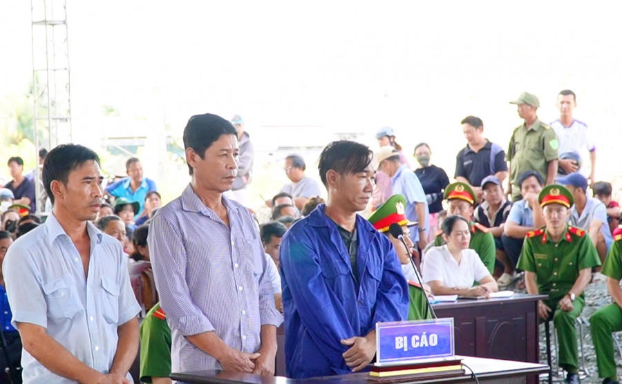 Các bị cáo Đinh Công Lý, Tô Hiền Đệ và Nguyễn Chí Linh tại phiên tòa xét xử lưu động vụ án “Tổ chức, môi giới cho người khác xuất cảnh trái phép” liên quan khai thác IUU, ngày 12/11/2025.