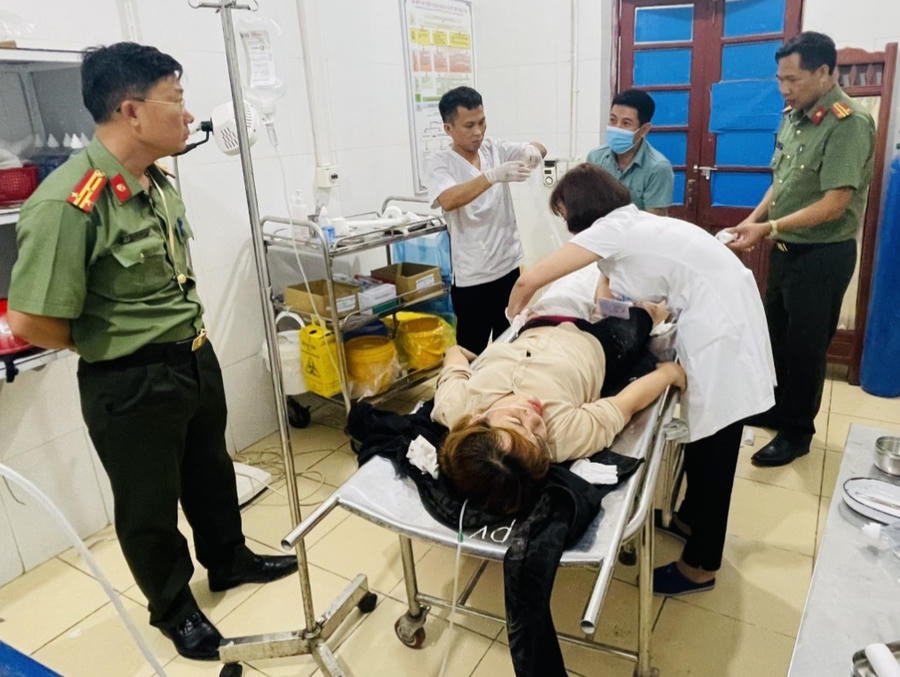 Tổ công tác nhanh chóng đưa nạn nhân đến cấp cứu tại Trung tâm y tế huyện Lục Nam