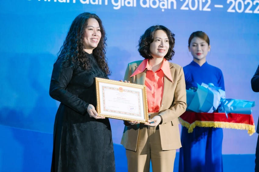 Bà Nguyễn Thị Liên Hương - Thứ trưởng Bộ Y Tế (bên phải) trao Bằng khen từ Bộ Y tế cho Unilever Việt Nam cho thành tích xuất sắc trong việc triển khai Phong trào Vệ sinh yêu nước nâng cao sức khỏe nhân dân giai đoạn 2012-2022