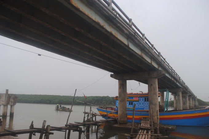 Những dầm cầu bằng sắt qua thời gian đã hoen gỉ. (Ảnh: Duy Ngợi).