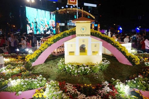 Đường hoa Tết Đinh Dậu sẽ mở cửa đến 22h ngày 31/1 (mùng 4 Tết) để phục vụ du khách và người dân. Tổng chiều dài đường hoa khoảng 720m, dọc đường Nguyễn Huệ.