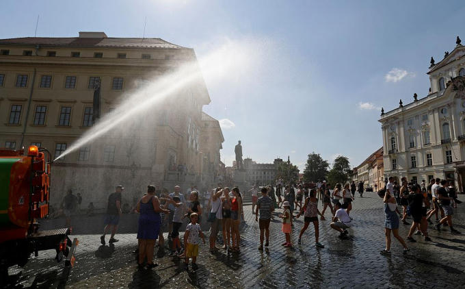 Người dân Châu Âu đối mặt với nắng nóng ngột ngạt gần 50 độ C