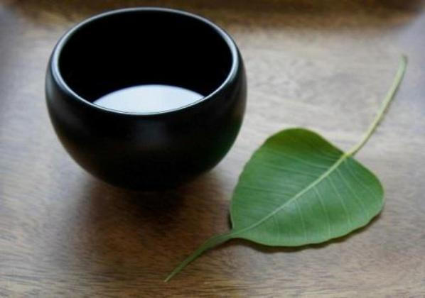 Bát nước lã có vị trí quan trọng trong văn hóa tín ngưỡng người Pà Thẻn. (Ảnh minh họa)