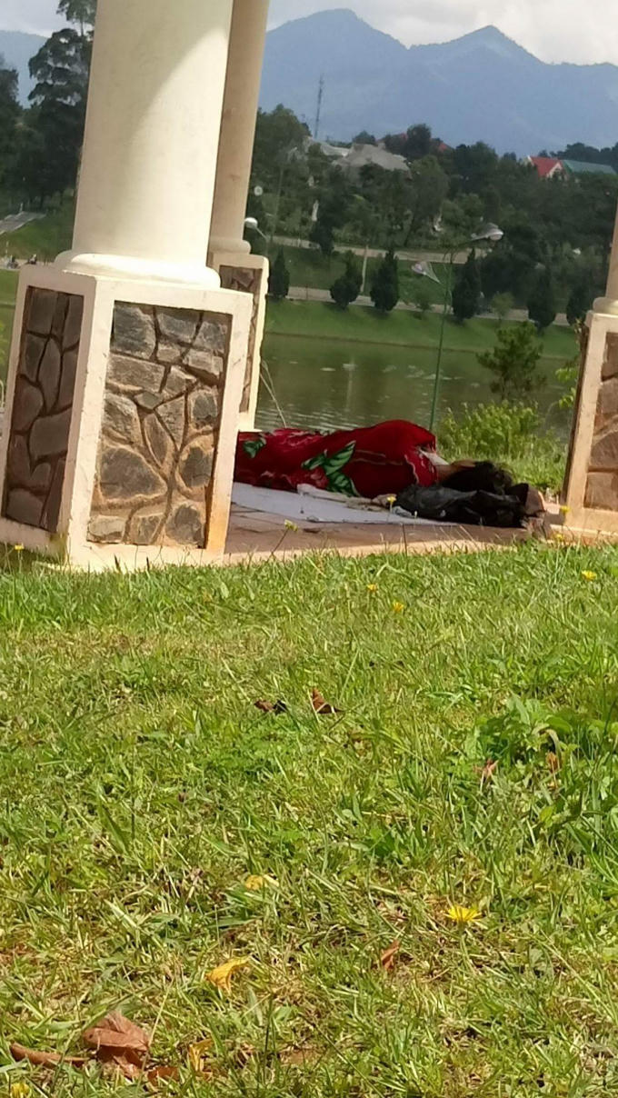 Thi thể nạn nhân được phát hiện gần hồ Xuân Hương.