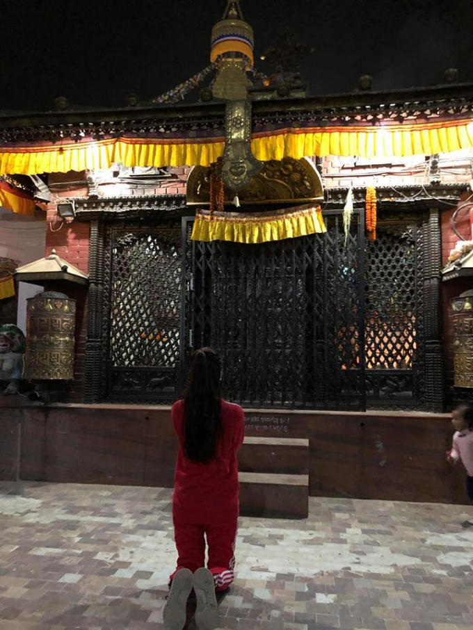 Hoa hậu Tường Linh hành hương Nepal ngày đầu năm