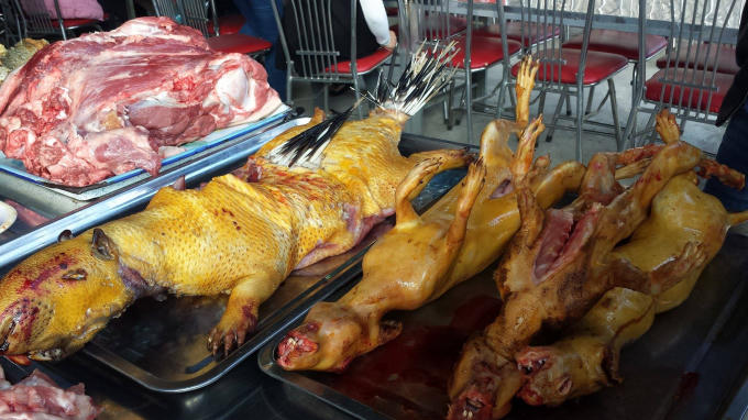 Thịt nhím và các loại thịt thú khác được bán ở chùa Hương.