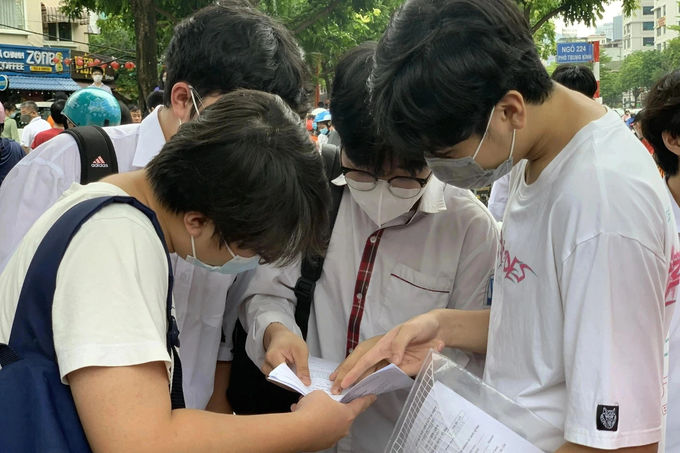 Nhiều học sinh hệ song bằng ở Hà Nội lo lắng, khóc ròng vì không biết sẽ được học ở đâu (Ảnh: minh họa).