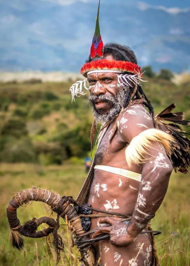 Một người đàn ông Dani trong trang phục truyền thống của bộ tộc (Ảnh: Getty Images)