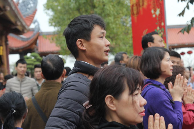 Người dân chiêm bái cầu bình an trong năm mới.