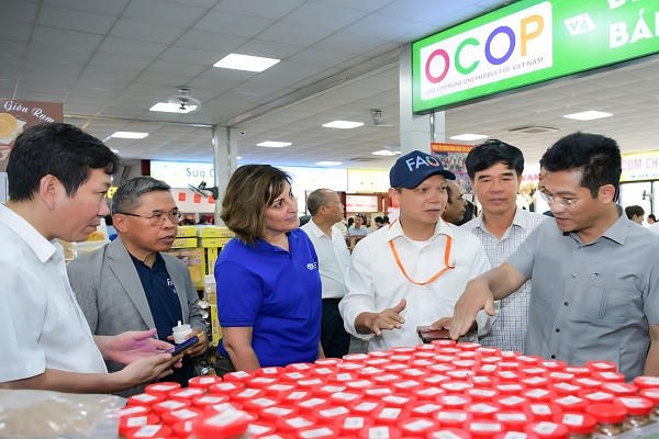 Đoàn tham quan Trung tâm trưng bày sản phẩm OCOP tại phường Hoa Lư.