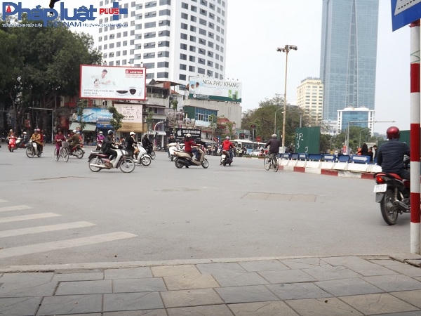 Không biển cảnh báo, không biển chỉ dẫn... và phải mất hơn 20 ngày tiếp theo công trình mới có thể hoàn thành.